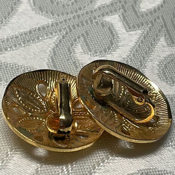 Vintage round clip on medallion earrings in gold tone about 1 inch diameter - Picture 5 of 6